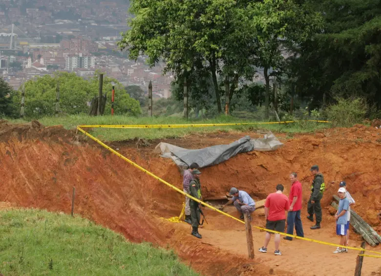 Adelante, el hallazgo arqueológico hecho en El Escobero en 2006. Atrás, la ciudad de Envigado en esa época. FOTO: Archivo EL COLOMBIANO
