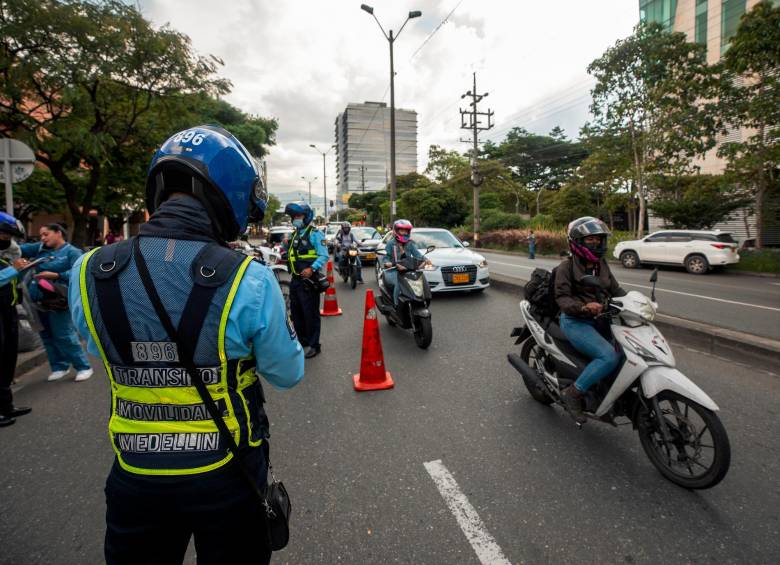 Actualmente las multas de tránsito se cobran en Unidad de Valor Básico (UVB), por lo que las sanciones por pico y placa para este año serán de 604.100 pesos y no de 711.750 pesos si aún aumentara su valor con el mismo porcentaje que sube el salario mínimos. FOTO: Archivo