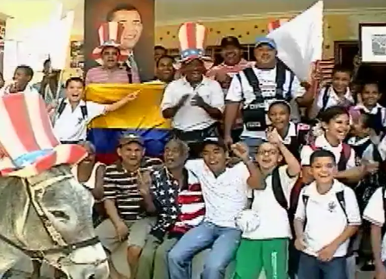 La “fiebre por Obama” que impulsó Carrasquilla (que se ve al lado del señor con camiseta de bandera) en Turbaco. Foto: Captura de video.