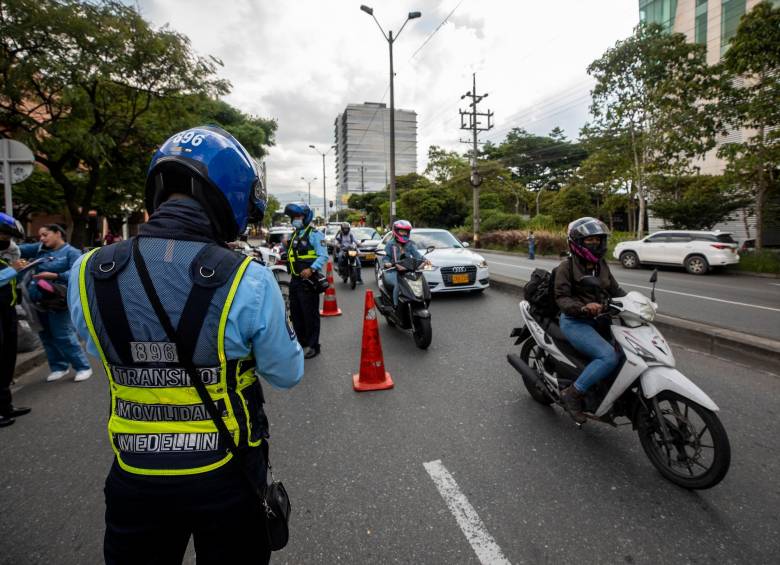 Los agentes de la Secretaría de Movilidad de Medellín están haciendo controles para sancionar a aquellos que incumplan con la medida. FOTO: CAMILO SUÁREZ