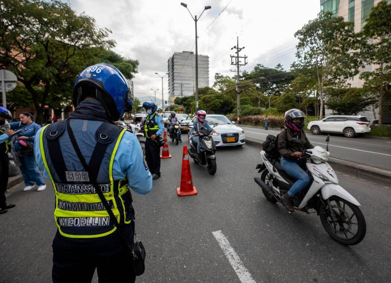 Los agentes de la Secretaría de Movilidad de Medellín realizarán controles en la capital antioqueña para controlar que no se evada la medida. FOTO: CAMILO SUÁREZ
