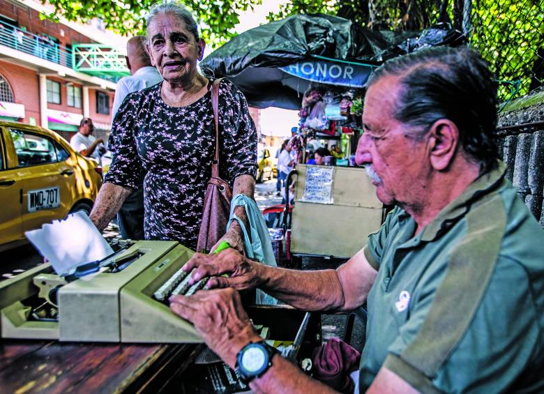A sus 70 años, Pedro Baena sigue trabajando en el mismo punto que lo vio llegar hace más de dos décadas, y a pesar de que su clientela ha disminuido, a su trabajo siempre le da el mismo valor. FOTO Julio Herrera. 