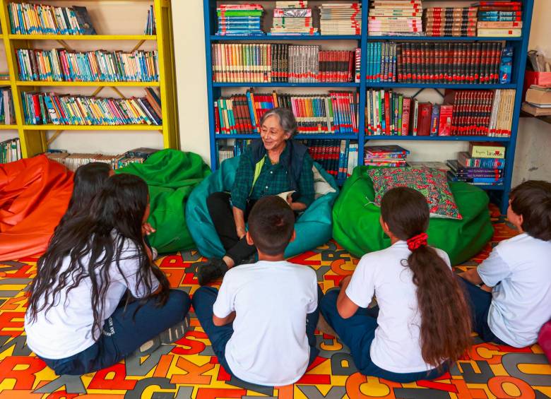 Patricia se consiguió más de $100 millones del MinCultura para surtir de libros, estantes y computadores la biblioteca municipal. FOTO MANUEL SALDARRIAGA