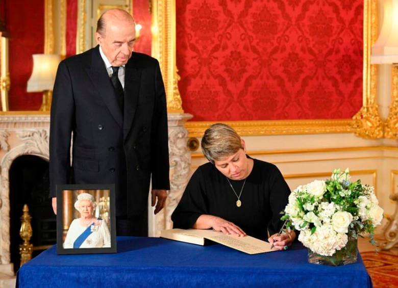 La primera dama Verónica Alcocer firmó el libro de condolencias de la reina Isabel II. FOTO: CORTESÍA