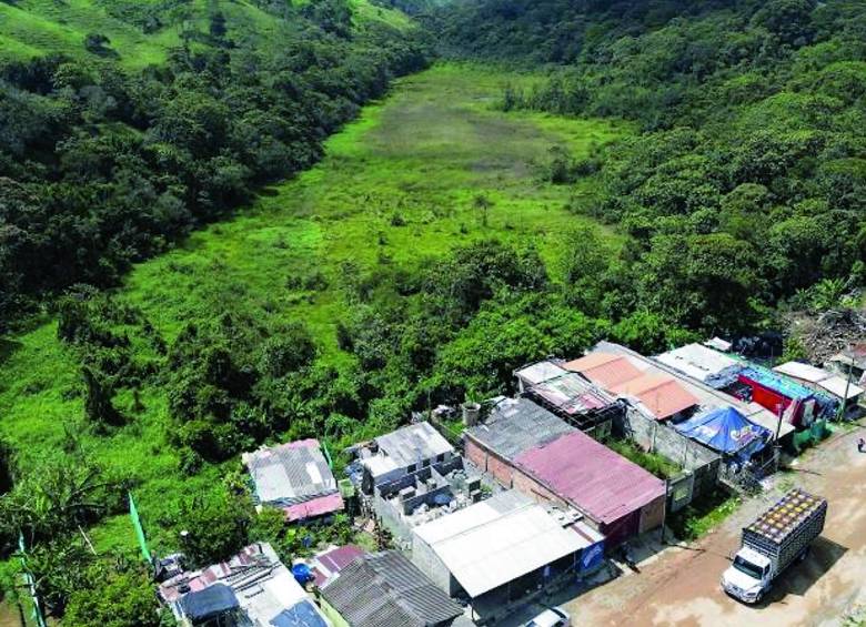 El lote (zona verde de la imagen) queda a unos 7 km de la zona central de Caldas. Mide 12,5 hectáreas pero se considera que solo 4 son aprovechables para el proyecto de planta de residuos. FOTO Manuel Saldarriaga. 