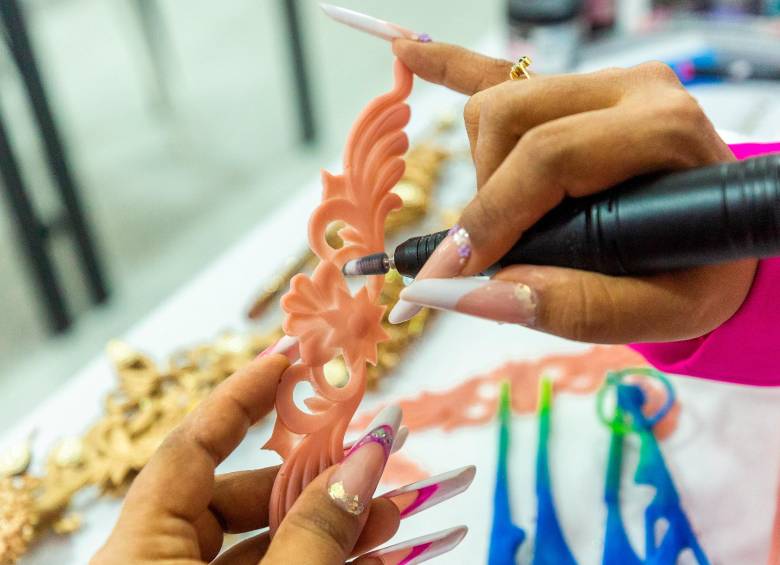 52 centímetros de largo pueden medir las uñas de puntas extremas que hace Sandra. FOTO Camilo Suárez 
