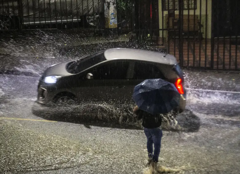 Las fuertes lluvias han causado inundaciones en las calles y deprimidos de Medellín en días recientes.FOTO: Julio César Herrera