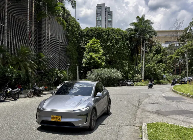Imagen de referencia de un automóvil Tesla circulando por Medellín. Foto: Manuel Saldarriaga Quintero.