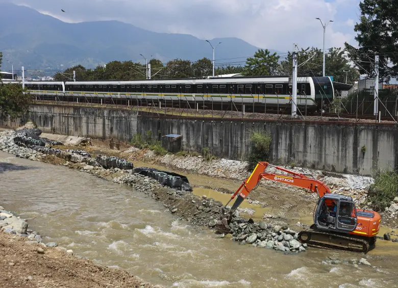 Las retroexcavadoras se meten al lecho del río Medellín para atender las situaciones dentro del afluente. Foto: Manuel Saldarriaga Quintero.