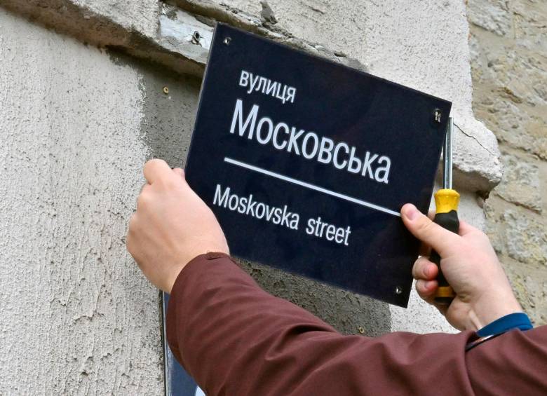 Las calles de Kiev, la capital de Ucrania, son renombradas para borrar cualquier rastro de la guerra que se desató con la invasión. FOTO AFP