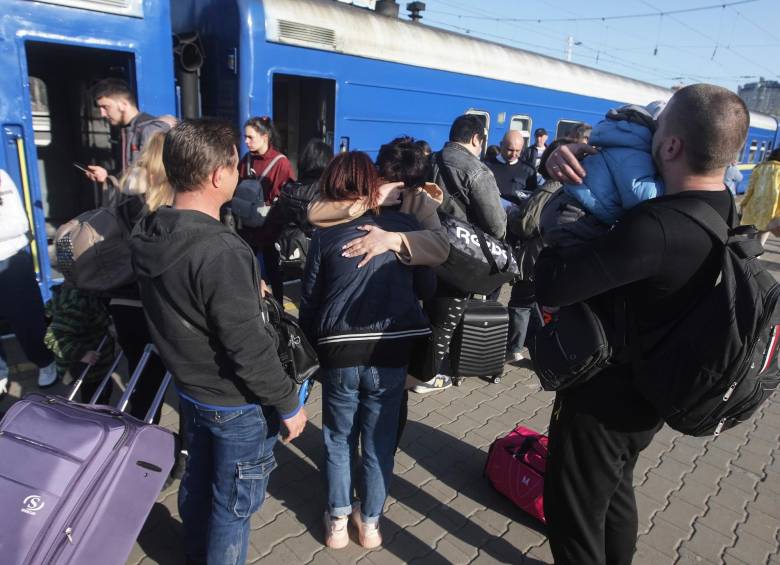 Refugiados ucranianos se despiden de sus familiares que se embarcan camino a Polonia. FOTO: EFE.
