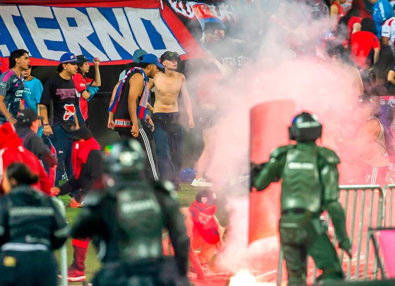 Los disturbios se registraron en la tribuna norte del estadio, zona ocupada por seguidores del Deportivo Independiente Medellín. Foto Camilo Suárez
