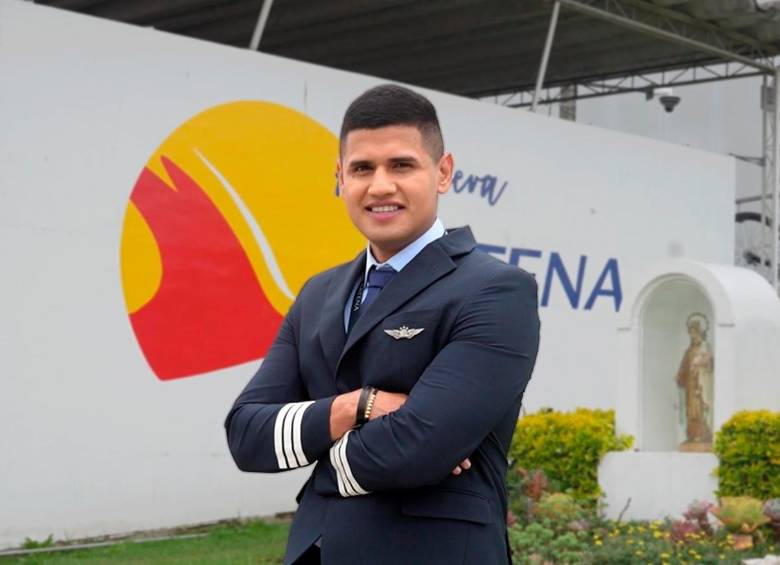 Ricardo Cáceres logró convertir su sueño de volar en una realidad dentro de la aerolínea Satena. FOTO cortesía Satena