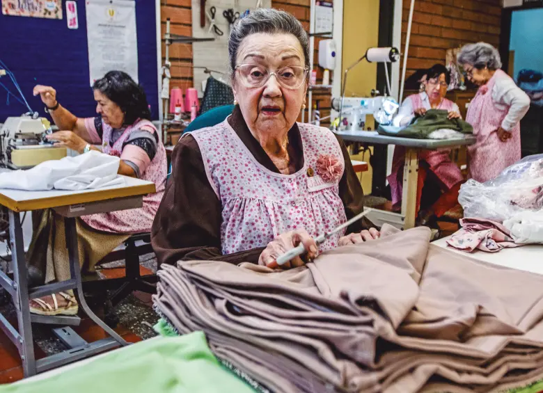 El voluntariado cuenta con un ropero en las mismas instalaciones del Hospital General de Medellín, donde hacen ajuares para las maternas y confeccionan también otros tipos de prendas. FOTO Julio César Herrera