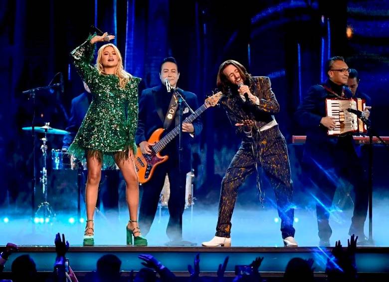 Imagen del show de Esteman junto a Sofía Reyes y el grupo Los Ángeles Azules. FOTO Tomada de Instagram @latinamas 