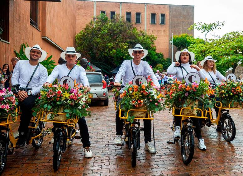 Algunos participantes realizarán el recorrido en bicicletas adornadas con flores
