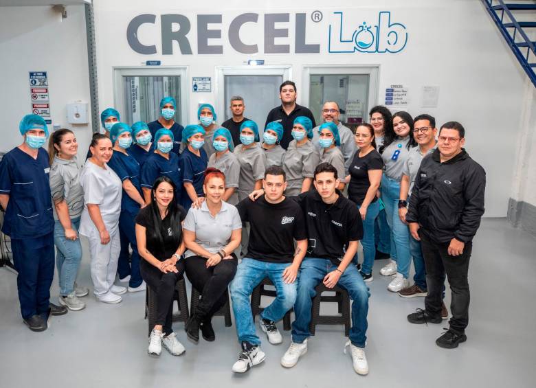 32 personas integran el equipo de trabajo de Crecel. Foto: Camilo Suárez