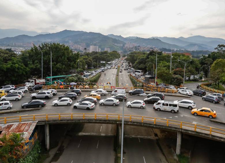 La medida de pico y placa ya no contempla vías exentas desde el pasado 27 de febrero de 2023. FOTO: MANUEL SALDARRIAGA QUINTERO