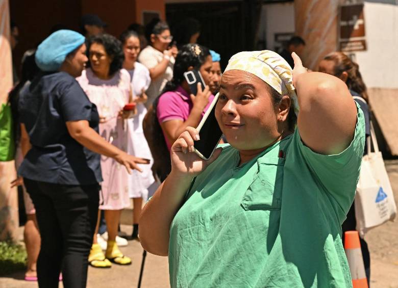 Las personas que evacuaron llaman a sus seres queridos para verificar que estén bien. Foto: AFP