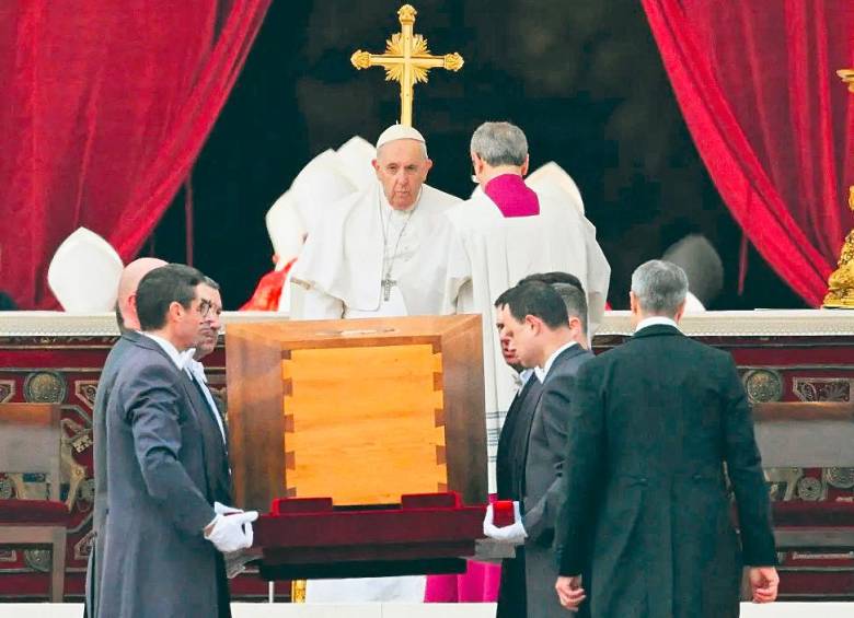 El Pontífice en las exequias del Papa Emérito Benedicto XVI. <b><span class=mln_uppercase_mln> </span></b>FOTO<b><span class=mln_uppercase_mln> AFP</span></b>