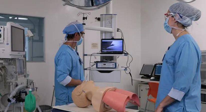 Videolaringoscopio con cuerpo central anatómico y valva angulada para alineación variada traqueal, desarrollado por las universidades EAFIT, CES y el Hospital Pablo Tobón Uribe. FOTO: CORTESÍA
