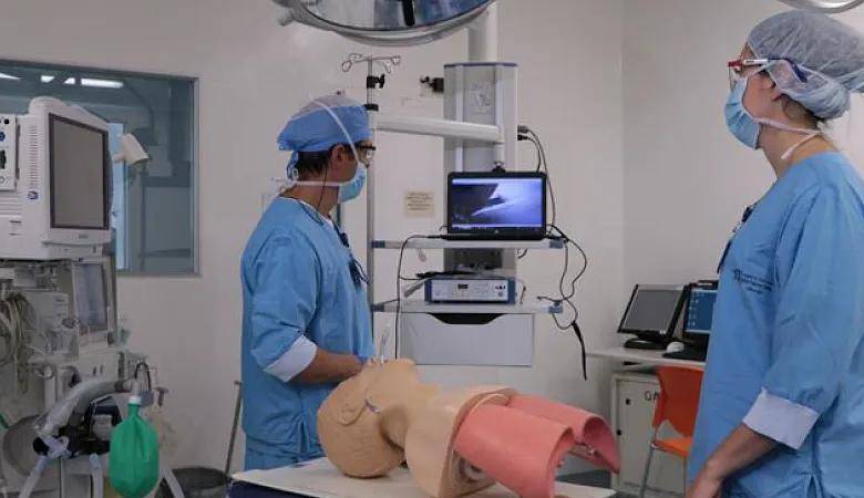 Videolaringoscopio con cuerpo central anatómico y valva angulada para alineación variada traqueal, desarrollado por las universidades EAFIT, CES y el Hospital Pablo Tobón Uribe. FOTO: CORTESÍA