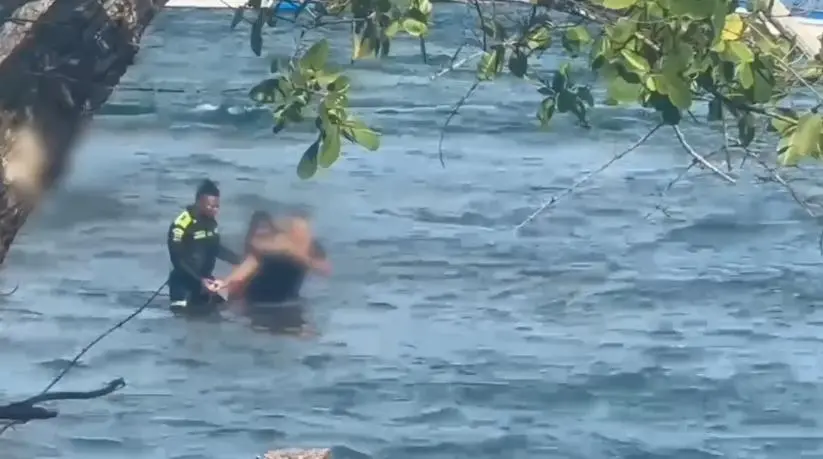 Los dos bañitas lograron salir del agua gracias a la rápida reacción de la Policía. FOTO: Cortesía Departamento de Policía Urabá