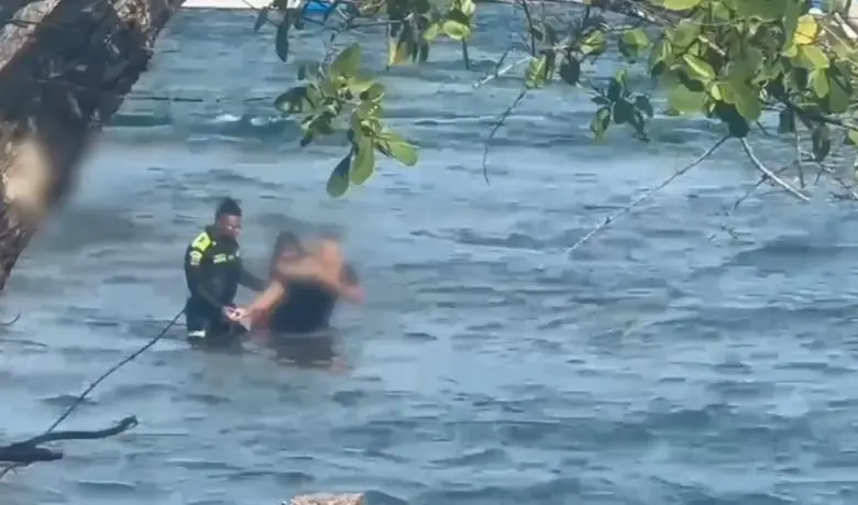 Los dos bañitas lograron salir del agua gracias a la rápida reacción de la Policía. FOTO: Cortesía Departamento de Policía Urabá