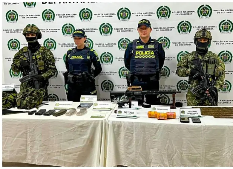 En la imagen, parte del material de guerra incautado a presuntos integrantes del Clan del Golfo en medio de un combate en Angelópolis. FOTO Cuarta Brigada del Ejército.