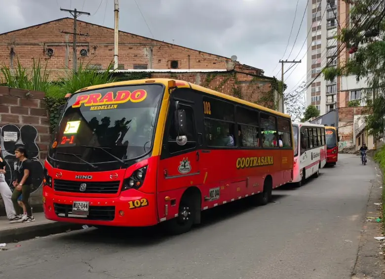 Los buses de las empresas Solobus y Cootrasa siguen operando con normalidad a pesar de la emergencia en el puente de La Limona en Itagüí. FOTO Cortesía Área Metropolitana. 