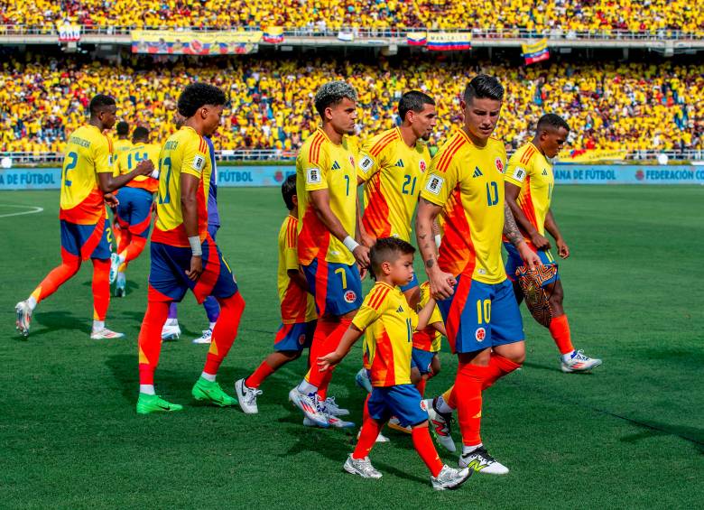 James Rodríguez la madrugó a la convocatoria y fue el primero en llegar. El 10 liderará nuevamente a la Selección. FOTO Juan antonio sanchéz 