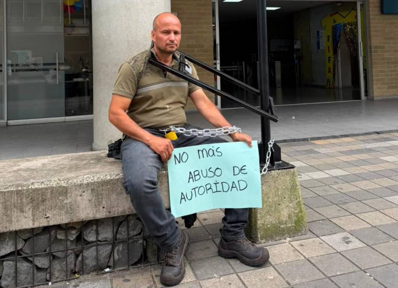 John James Parra Monsalve tiene un negocio de repuestos para motocicletas hace 18 años en el municipio de Caldas, Antioquia. FOTO CORTESÍA.
