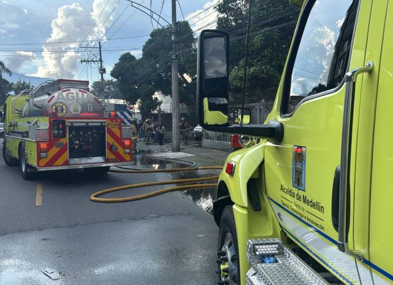 Los bomberos en el lugar del incendio haciendo labores de enfriamiento y remoción de escombros. FOTO Dagrd.