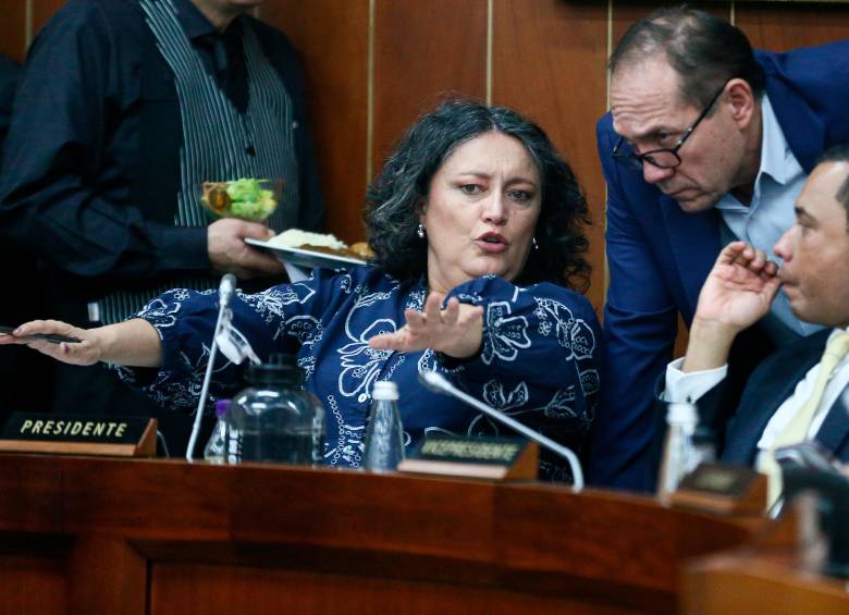El proyecto de reforma quedó en manos de la plenaria del Senado, que en los próximos días deberá decidir si lo convierte en ley. En la foto, Angélica Lozano, presidenta de la Comisión Cuarta. FOTO: Colprensa