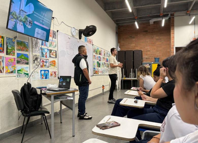 Como parte de esa estrategia, la Alcaldía de Medellín adelanta una campaña de sensibilización dirigida a estudiantes de los grados noveno, décimo y undécimo. FOTO Alcaldía de Medellín. 