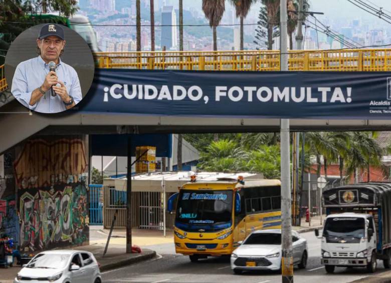 Desde que los sistemas de fotodetección están a cargo de la Alcaldía de Medellín, se pusieron pasacalles, como los de la foto, para alertar a los conductores cada vez que se acercan a una cámara de fotomulta. FOTOS Manuel Saldarriaga. 