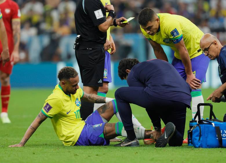 Neymar, atendido por los médicos. El jugador fue sustituido. FOTO: EFE