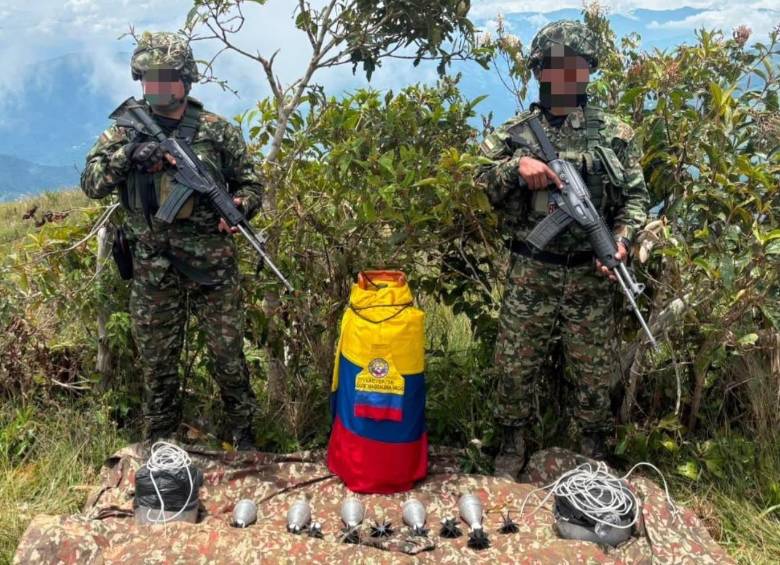 Entre los materiales incautados y destruidos había un cilindro de 60 libras, dos dispositivos explosivos improvisados y cinco granadas de fabricación improvisada de 81 milímetros. FOTO Ejército Nacional. 
