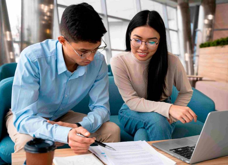 Las empresas con más de 15 trabajadores deben contratar aprendices o monetizar la cuota ante el Sena. FOTO: FREEPIK