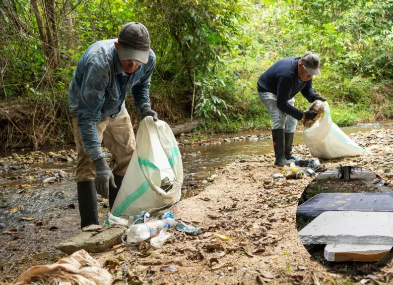 En la imagen principal, la limpieza que adelantaron en las zonas de jurisdicción de Cornare; en la miniatura, una imagen de referencia de colchones. FOTOS Cornare y Jaime Pérez.