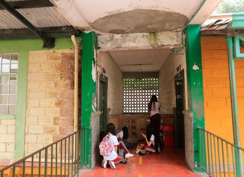 Además de los daños de infraestructura, a los estudiantes y docentes les toca lidiar con la falta de servicios básicos para funcionar. FOTO: ESNEYDER GUTIÉRREZ