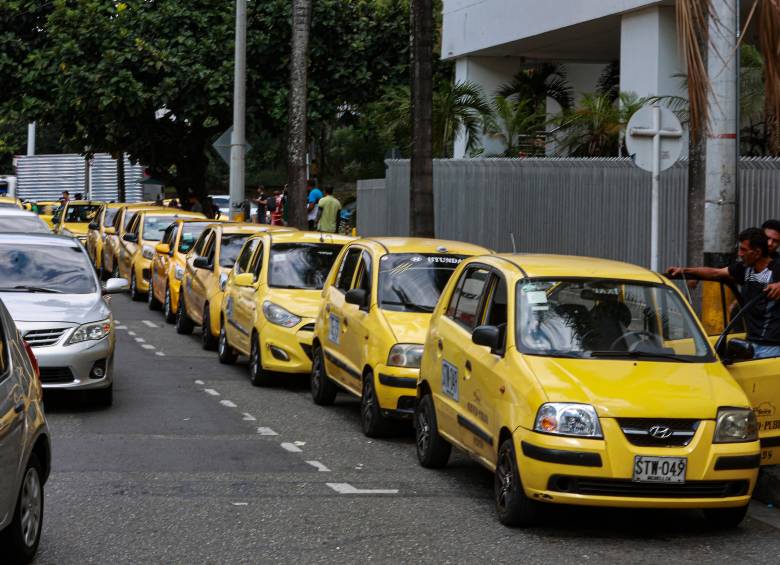 Empresarios de taxis en Medellín presentaron al presidente electo, Abelardo de la Espriella, una propuesta para modernizar el transporte público individual, fortalecer la formalidad y mejorar la seguridad del servicio. FOTO Manuel Saldarriaga