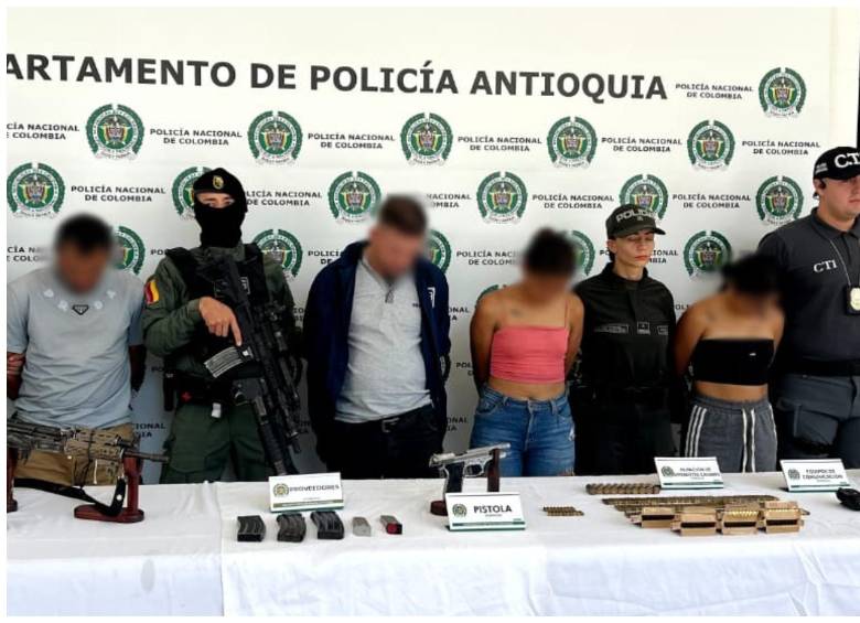 En la imagen, los cuatro capturados en Andes en dos diligencias de allanamiento. FOTO Cortesía Policía Antioquia. 