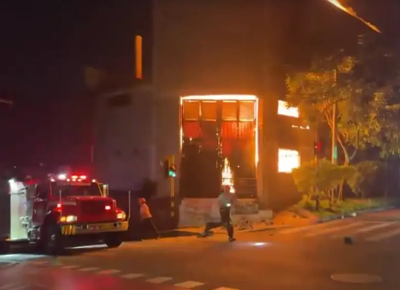 Así luce el incendio a esta hora en Itagüí. FOTO Denuncias Antioquia. 
