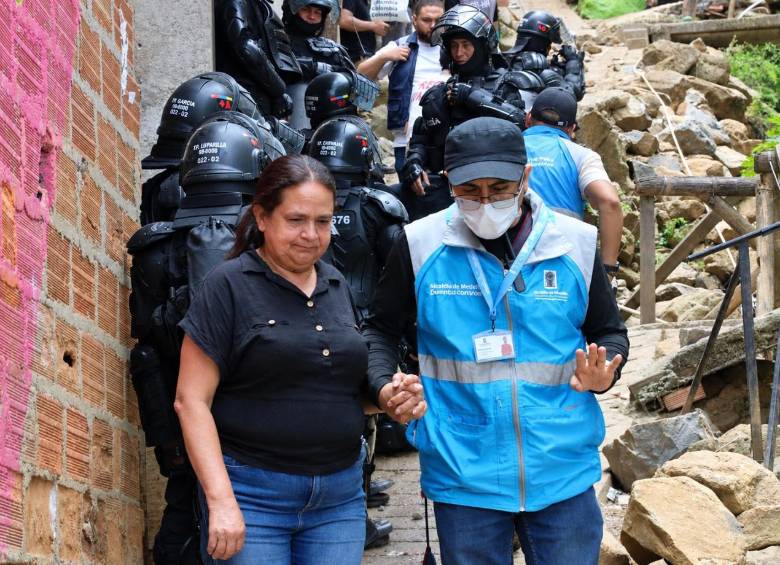 La salida de la zona de amenaza es apenas el primer paso. El siguiente desafío es definir dónde vivirán las familias una vez termine la etapa de alojamiento temporal. FOTO Alcaldía de Medellín. 