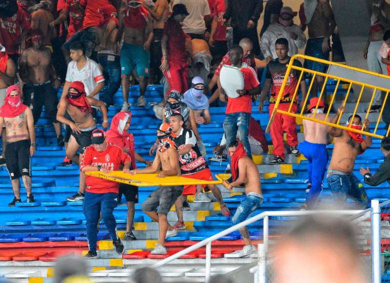 Hinchas de las barras populares del Cali iniciaron los actos de violencia en la tribuna sur del estadio Pascual Guerrero. FOTO: Colprensa