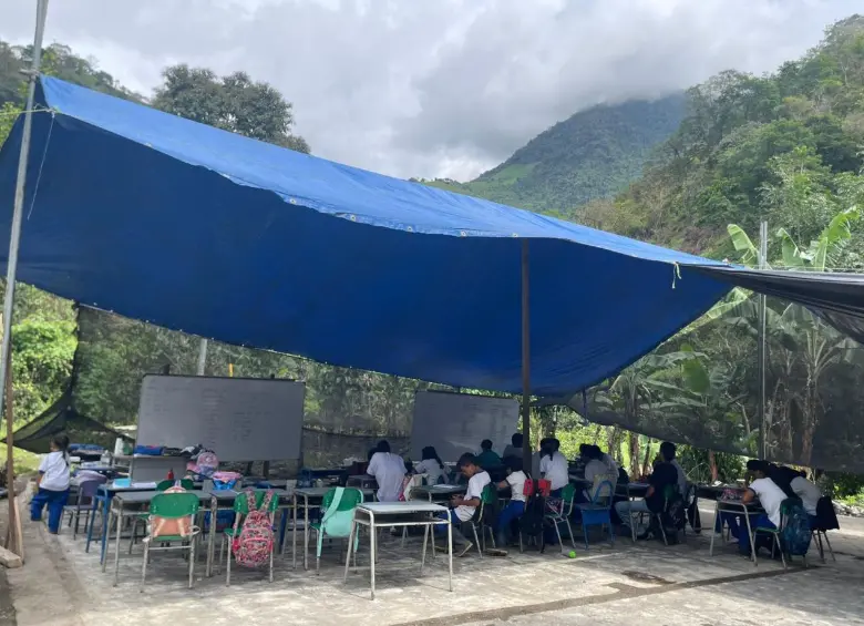 Así ven las clases los niños de una vereda de Dabeiba tras demolición de su escuela. FOTO Denuncias Antioquia. 