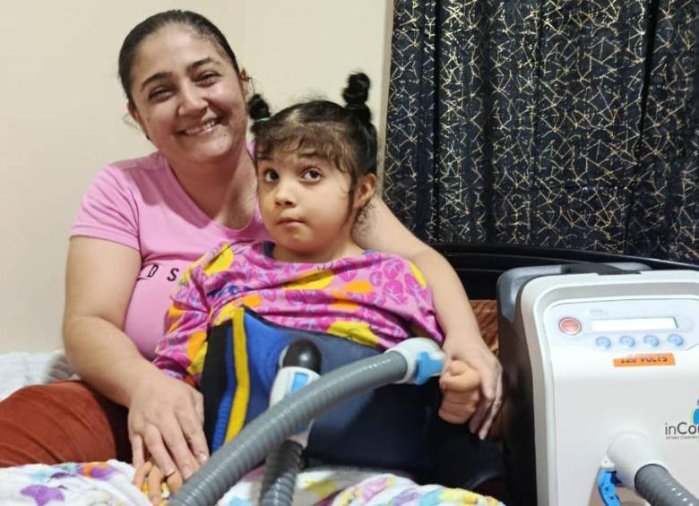 Samara y su madre Kelly, felices con el nuevo chaleco percutor. FOTO Cortesía.