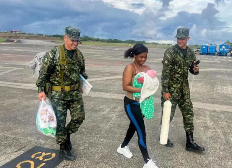 Alexa nació con una cardiopatía congénita que requiere vigilancia permanente. Su corta edad y su bajo peso impedían que pudiera ser sometida todavía a una intervención quirúrgica. FOTO Ejército Nacional. 