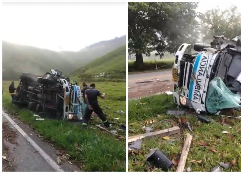 Así quedó la ambulancia después de impactar un árbol a borde de carretera. FOTO Denuncias Antioquia.
